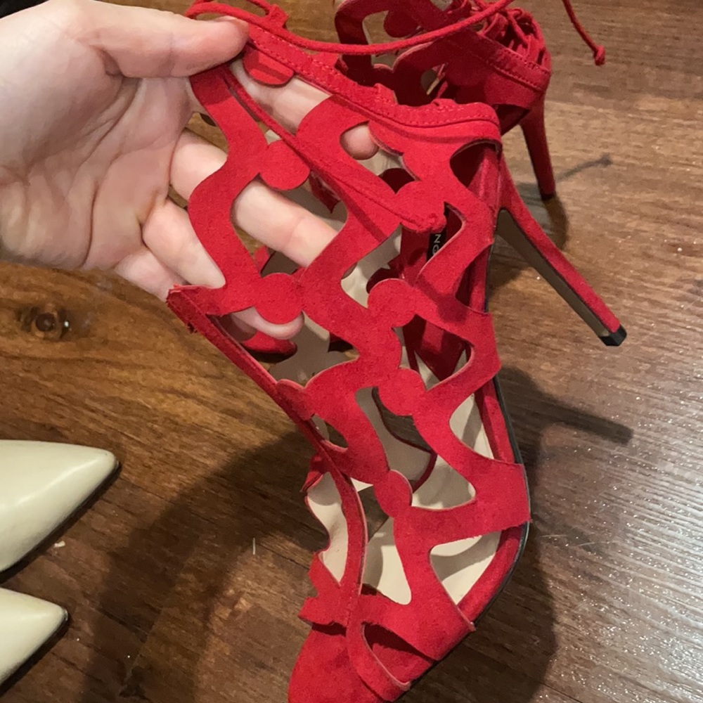 Red high heels - Picture 2 of 2